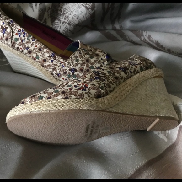 Shoes - Picture 3 of 3